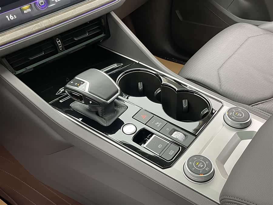 Volkswagen Touareg 2024 car image #20