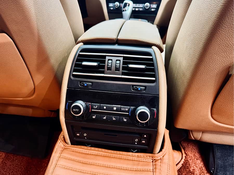 BMW 7 Series 2010 car image #20