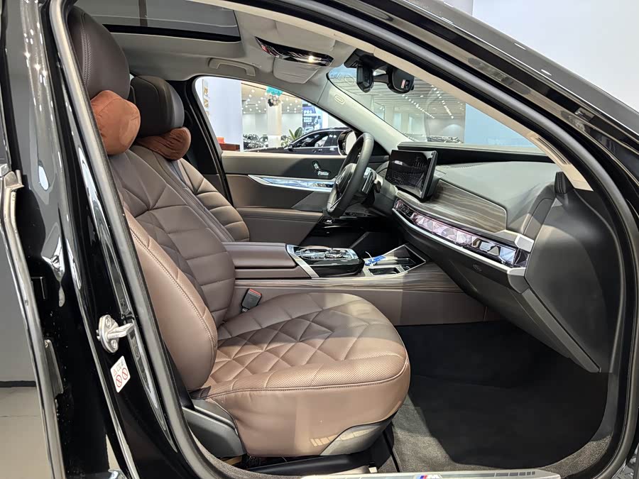 BMW 7 Series 2024 car image #20