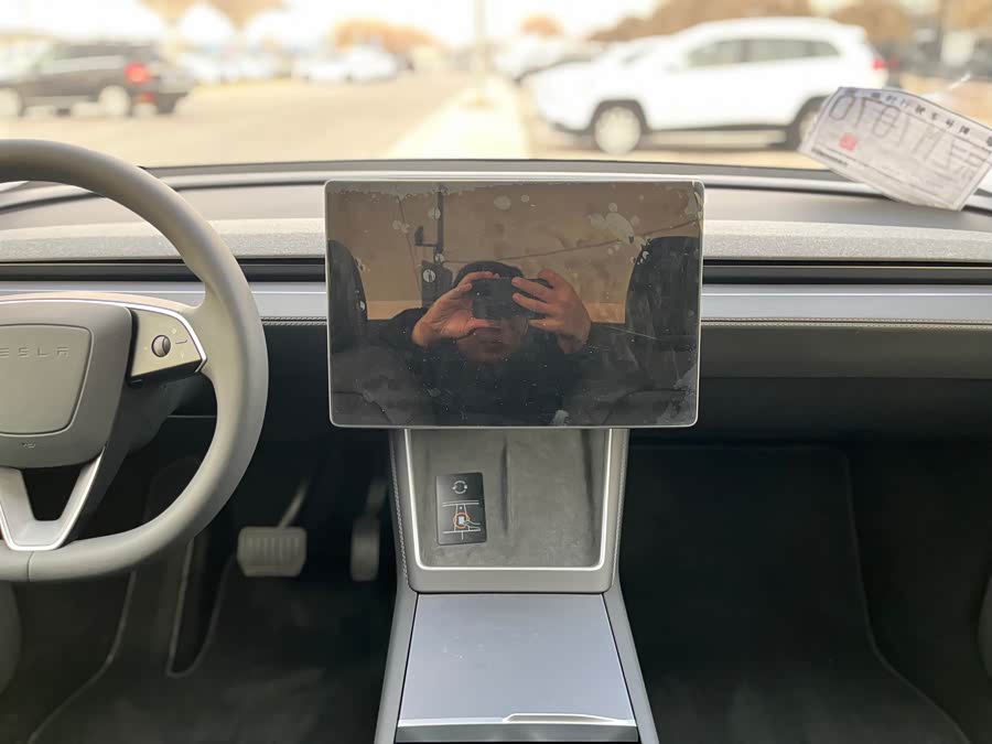 Tesla Model Y 2025 #20 Tesla Model Y 2025 car image #20