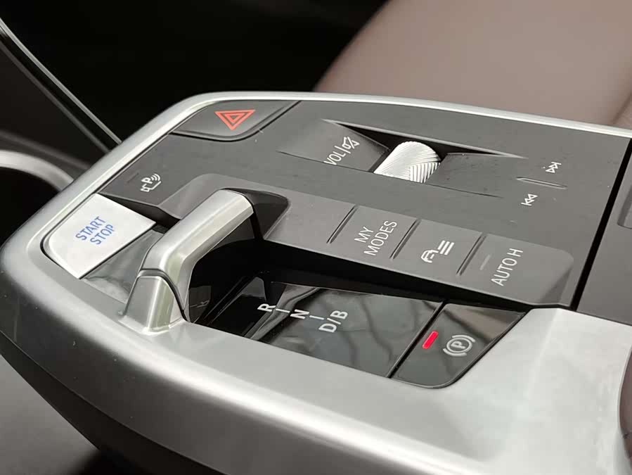 BMW iX1 2025 car image #20