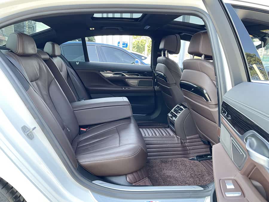 BMW 7 Series 2018 car image #20