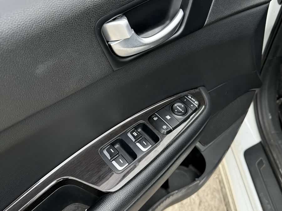 Kia K5 2019 car image #20