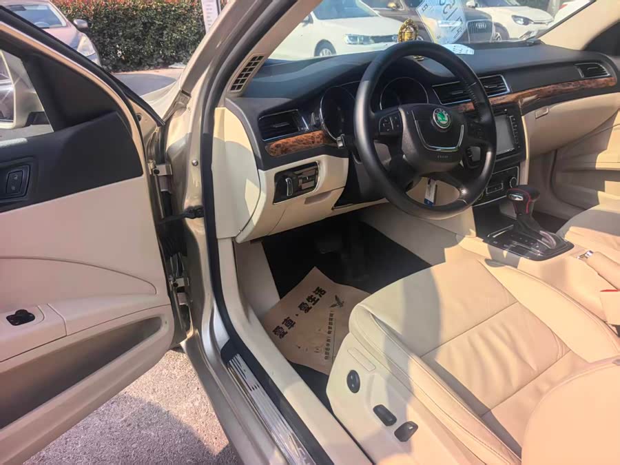 Skoda Superb 2013 car image #20