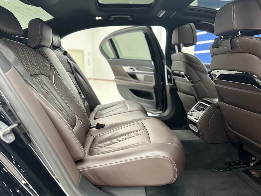 BMW 7 Series 2021 car image #20