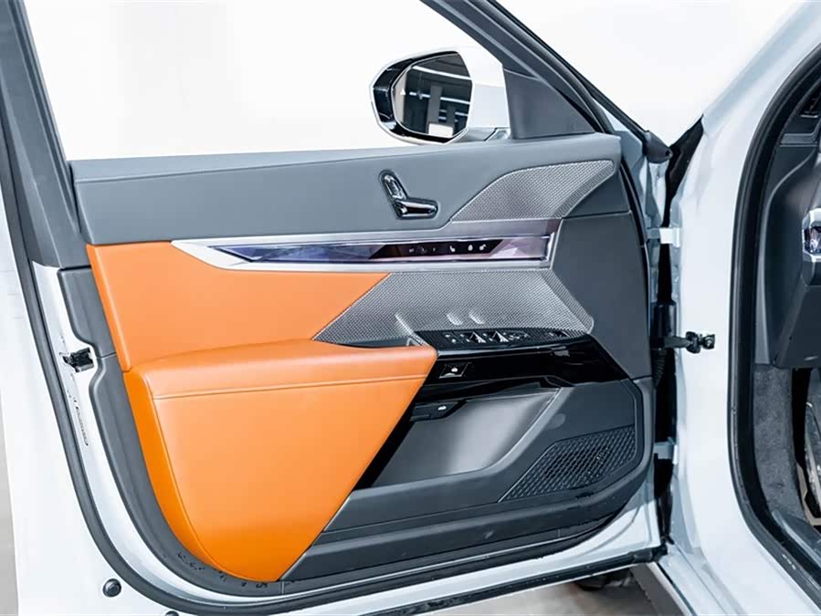 BMW i7 2025 car image #20