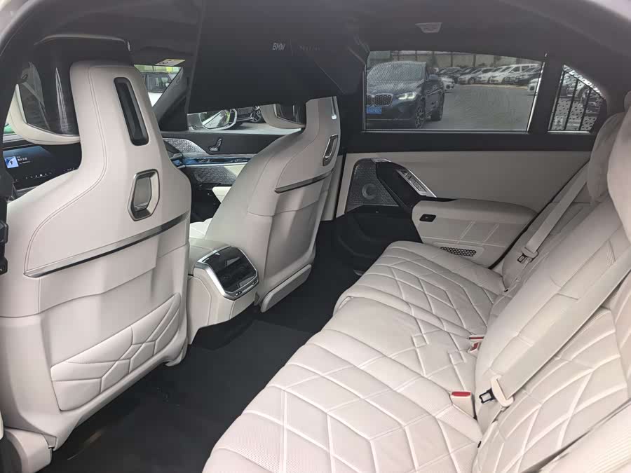 BMW i7 2024 car image #20