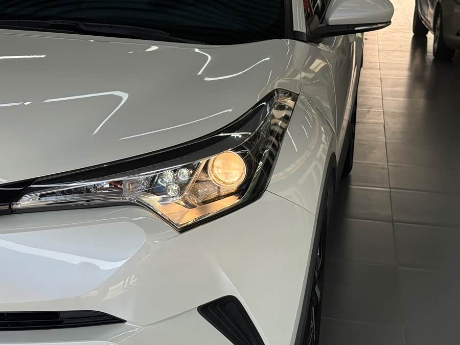 Toyota C-HR 2020 car image #20
