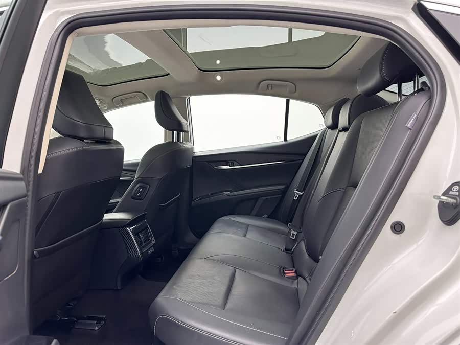 Toyota Camry 2025 صورة سيارة #20