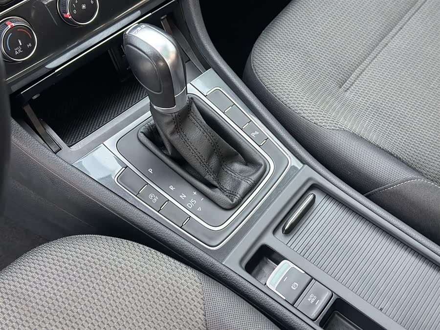 Volkswagen Golf (Imported) 2020 car image #20