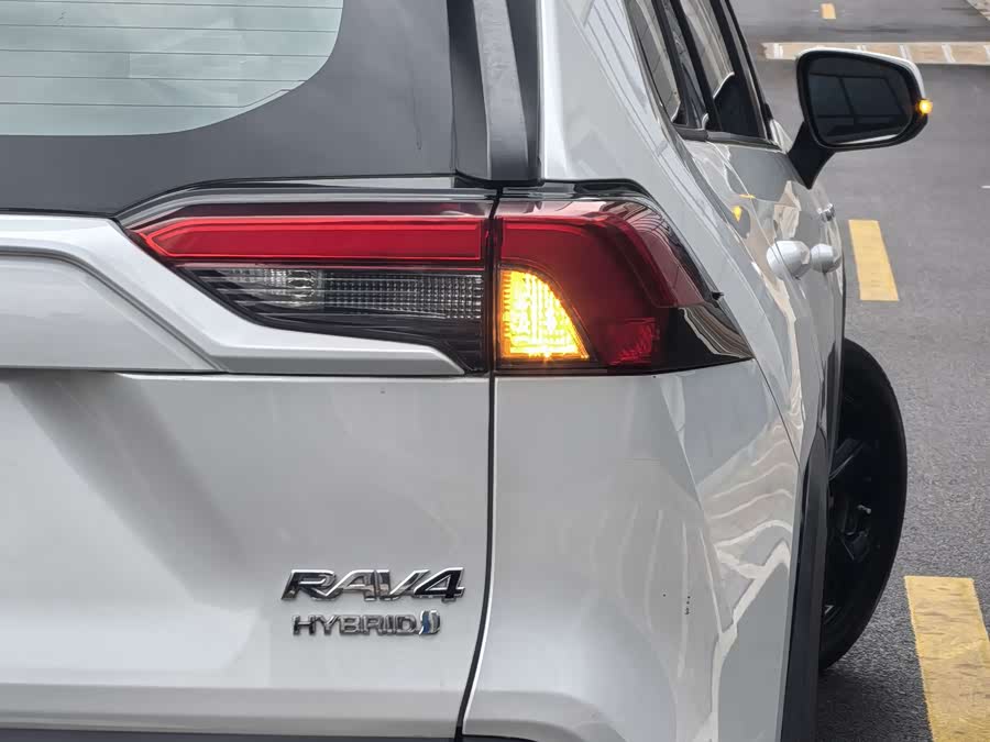 Toyota RAV4 Hybird E+ 2021 immagine di auto #20
