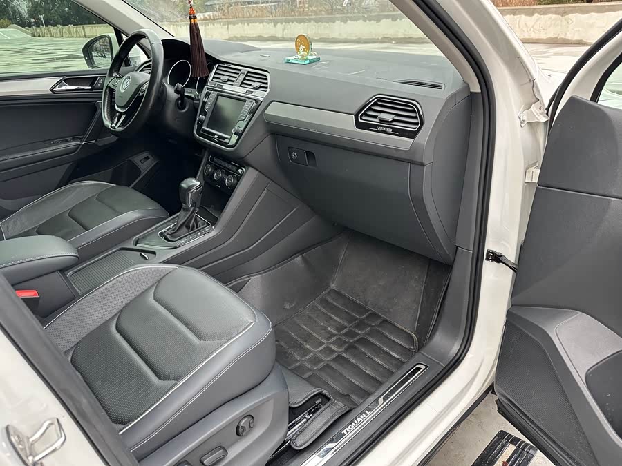 Volkswagen Tiguan L 2017 #20 Volkswagen Tiguan L 2017 car image #20