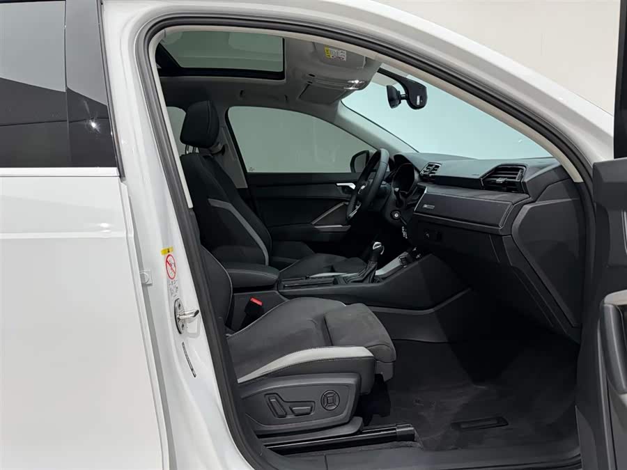 Audi Q3 2022 car image #20