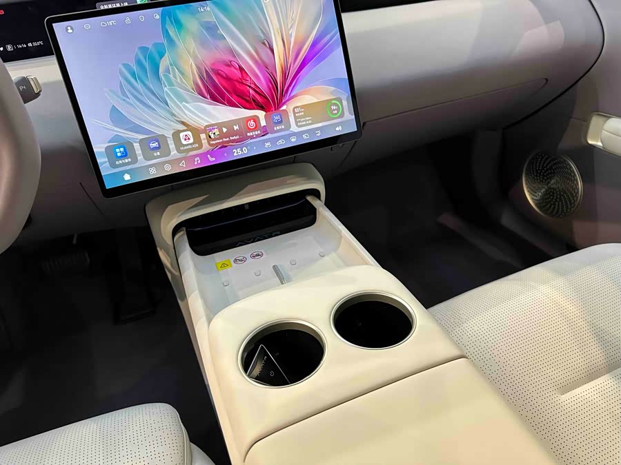 Avatr 06 2025 imagem de carro #20