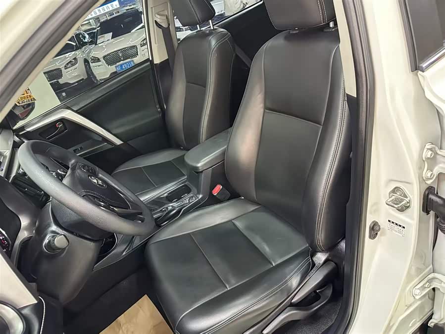 Toyota RAV4 2019 car image #20