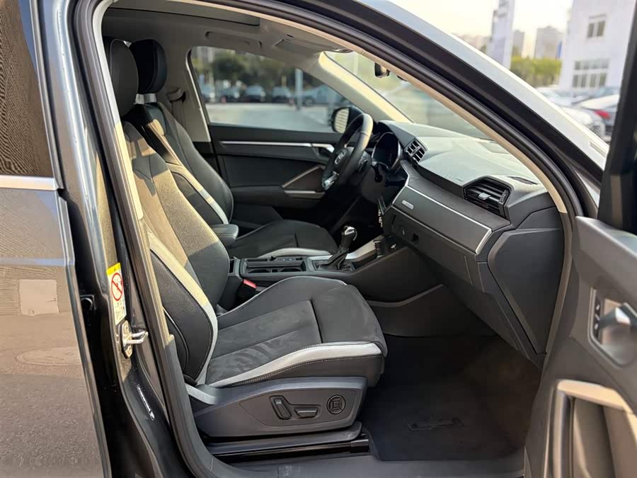 Audi Q3 2023 car image #20