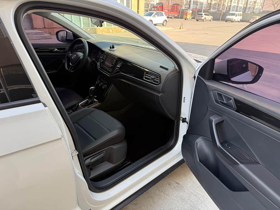 Volkswagen T-Roc 2024 car image #20