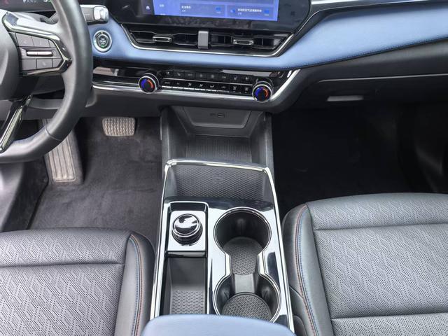 Chevrolet Equinox Plus 2024 car image #20