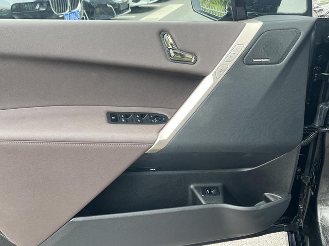 BMW iX 2024 immagine di auto #20