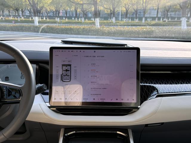 Zeekr 2023 car image #20