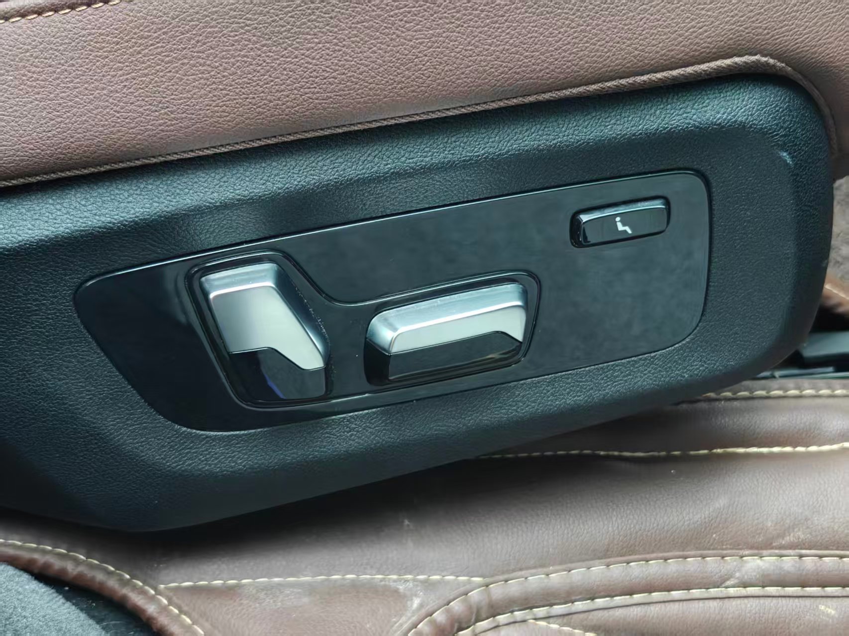 BMW X7 M60i 2019 car image #20