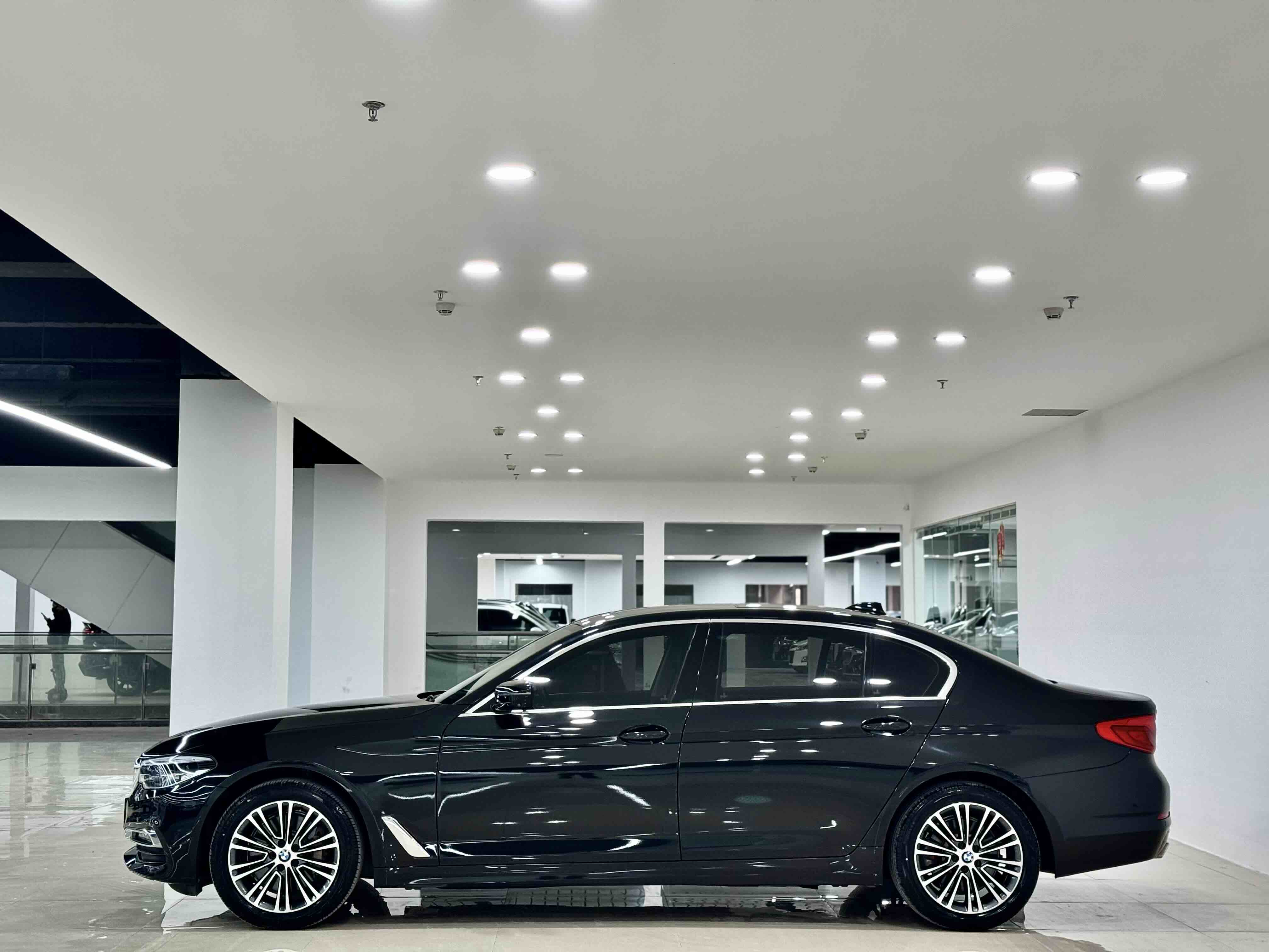 BMW 5 Series 2019 car image #20