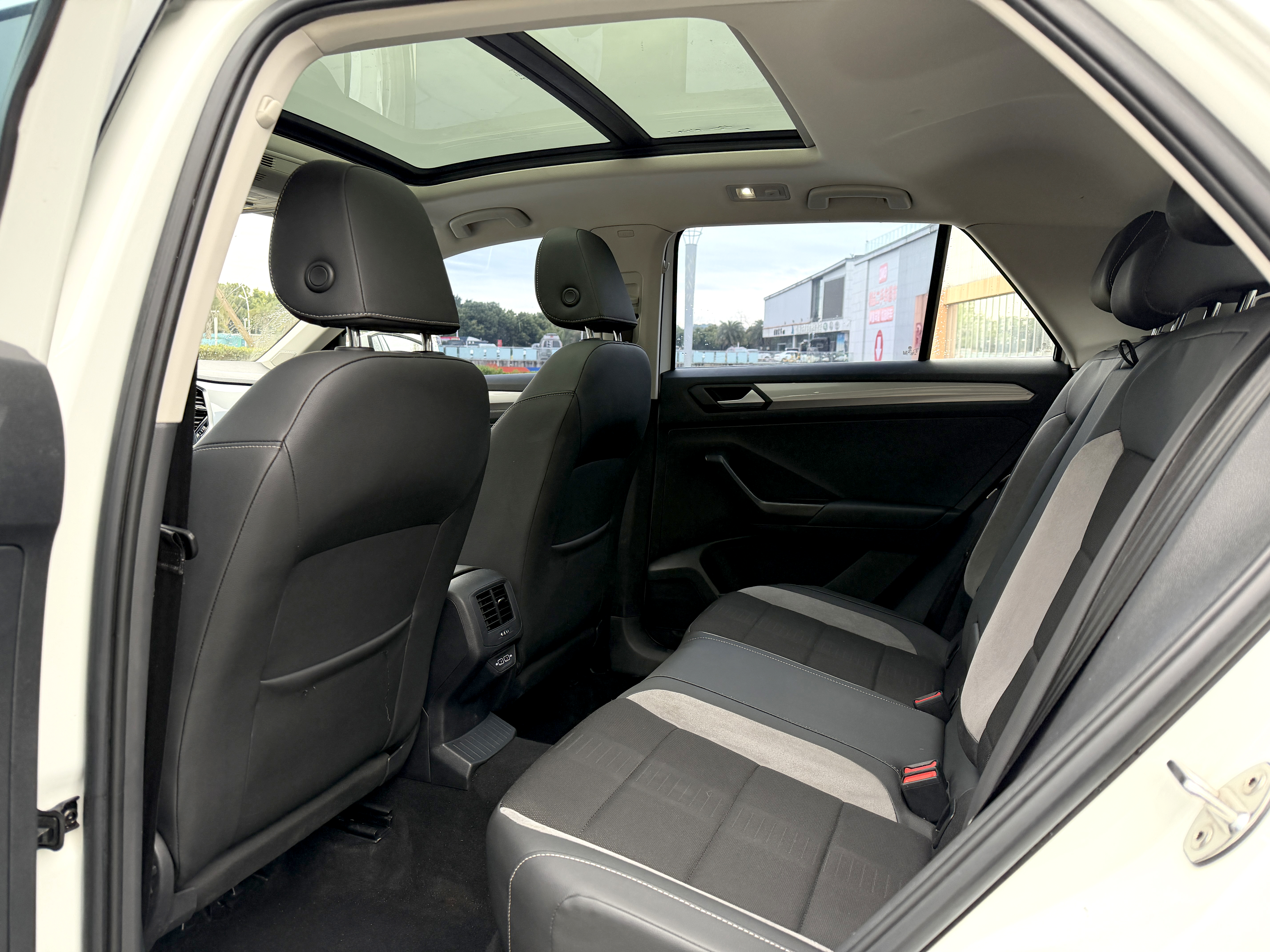 Volkswagen T-Roc 2023 car image #20