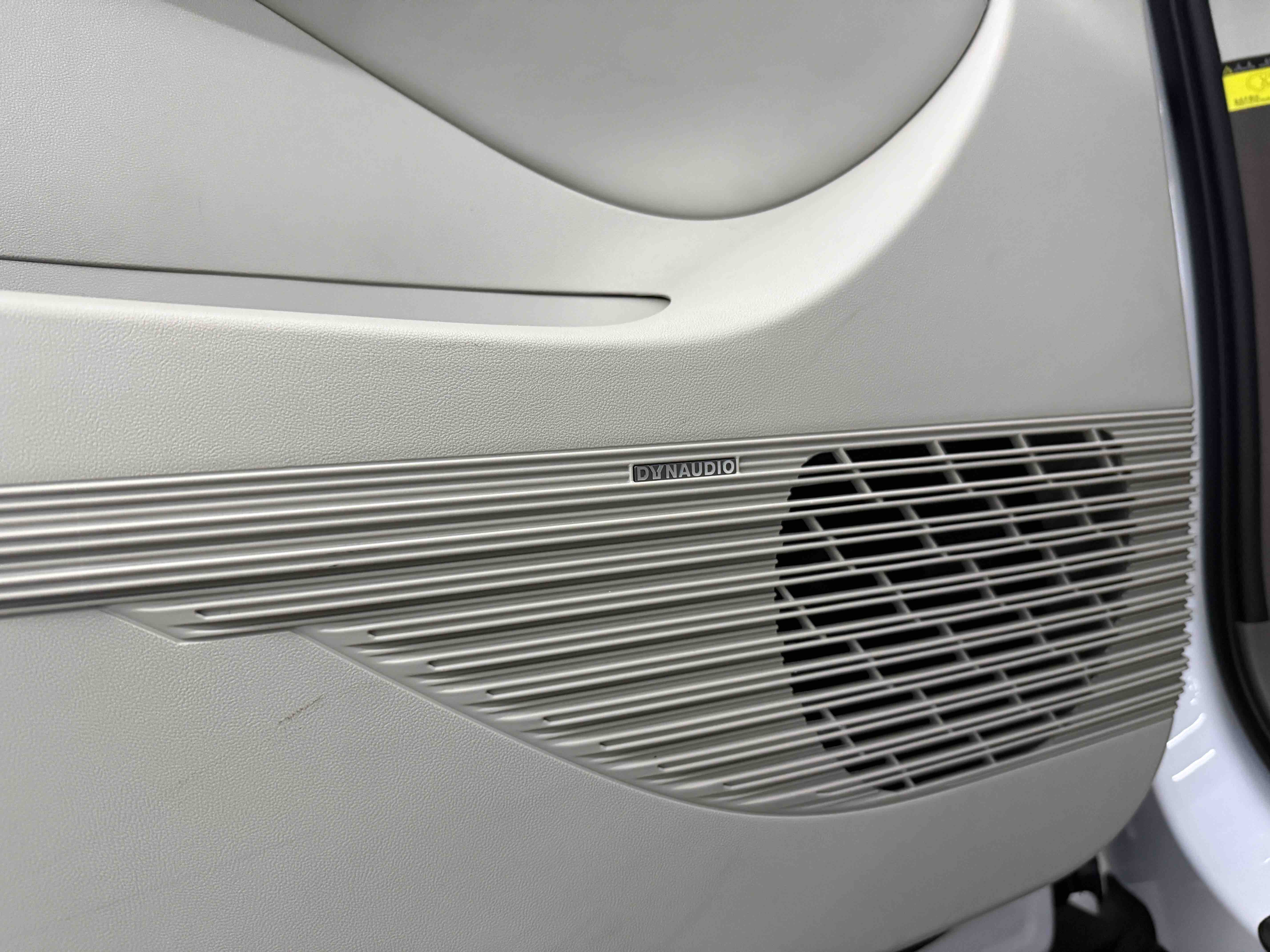 Denza D9 2023 car image #20