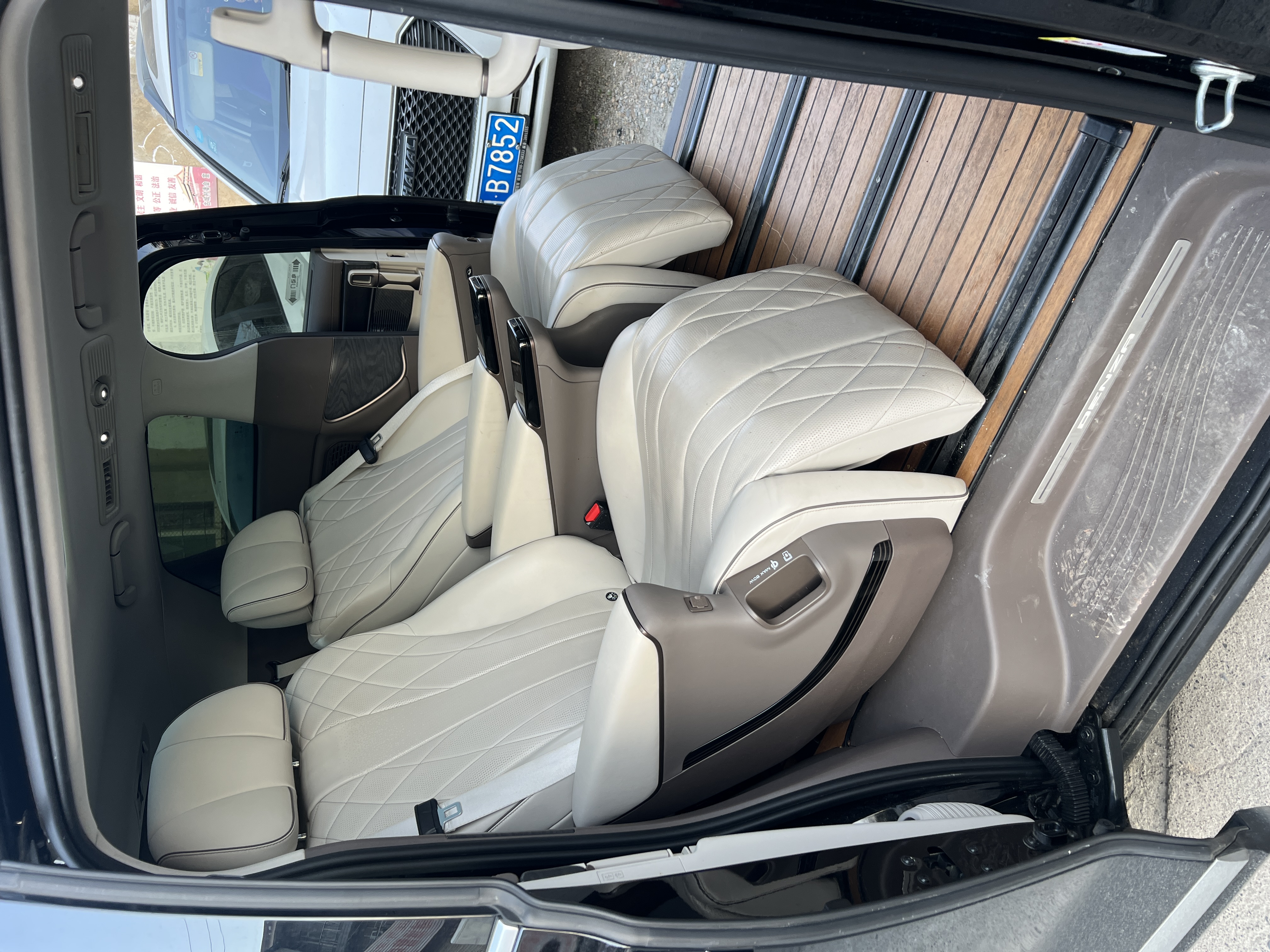 Denza D9 2023 صورة سيارة #20