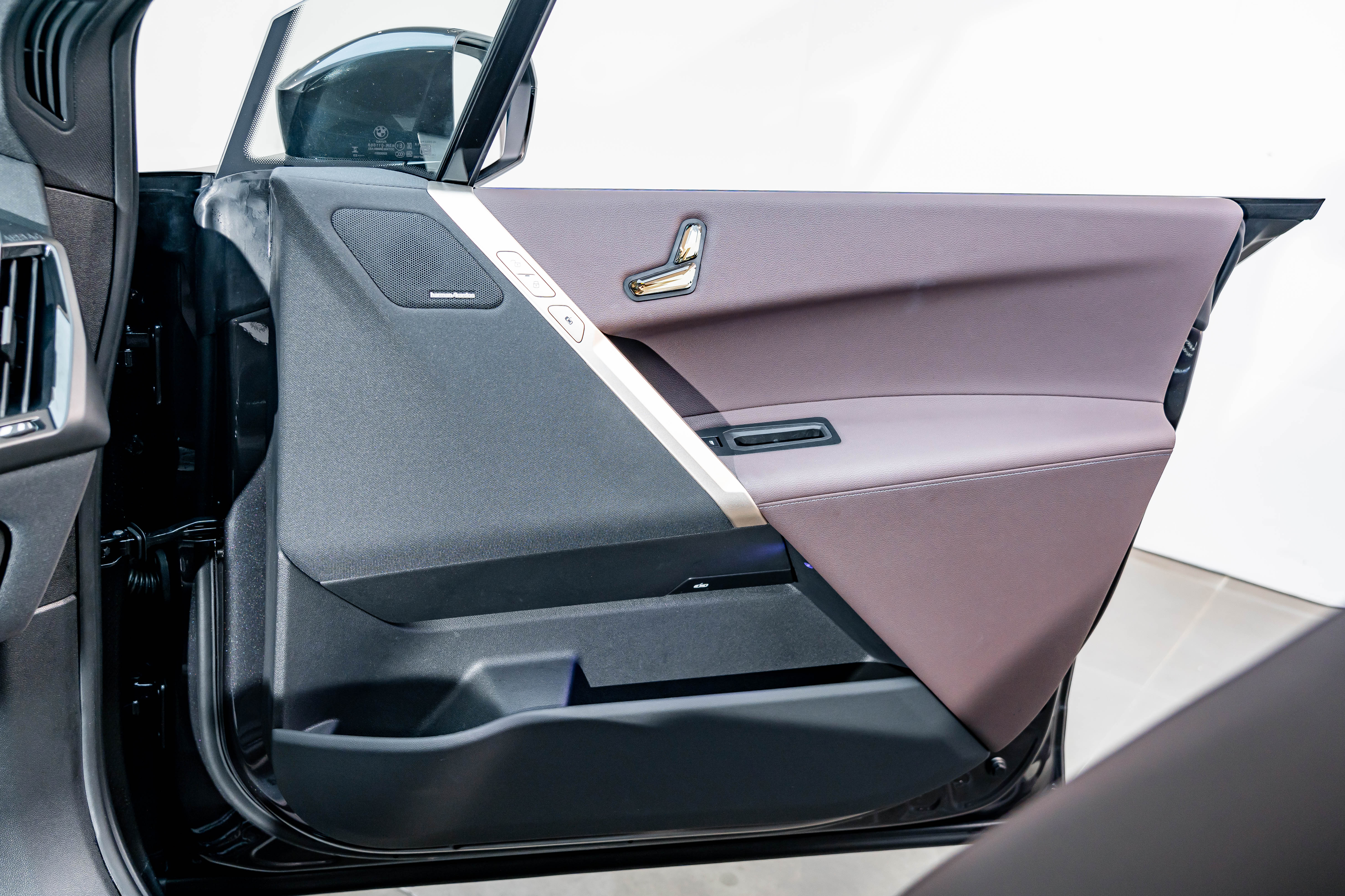 BMW iX 2024 car image #20