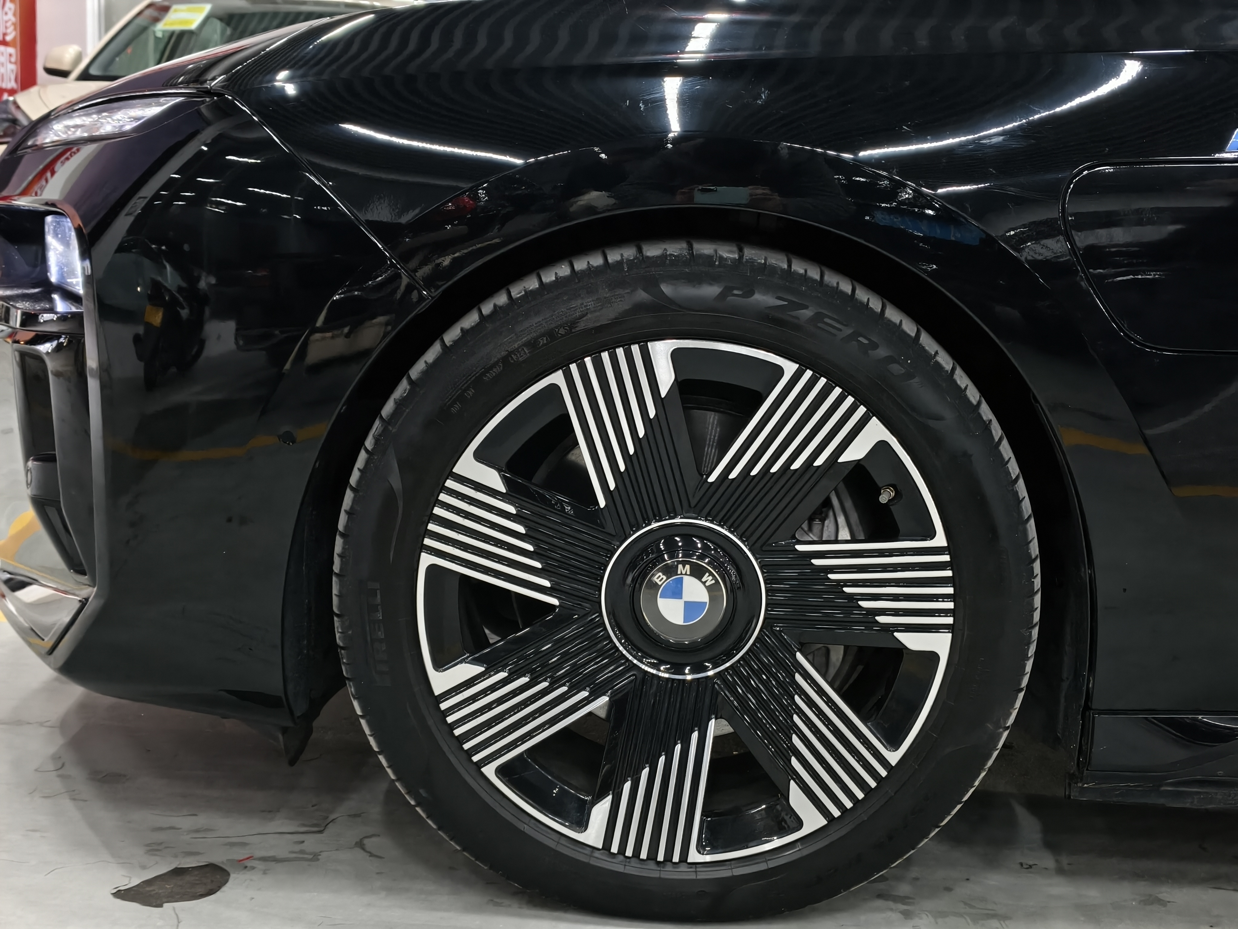 BMW i7 M70L 2024 car image #20