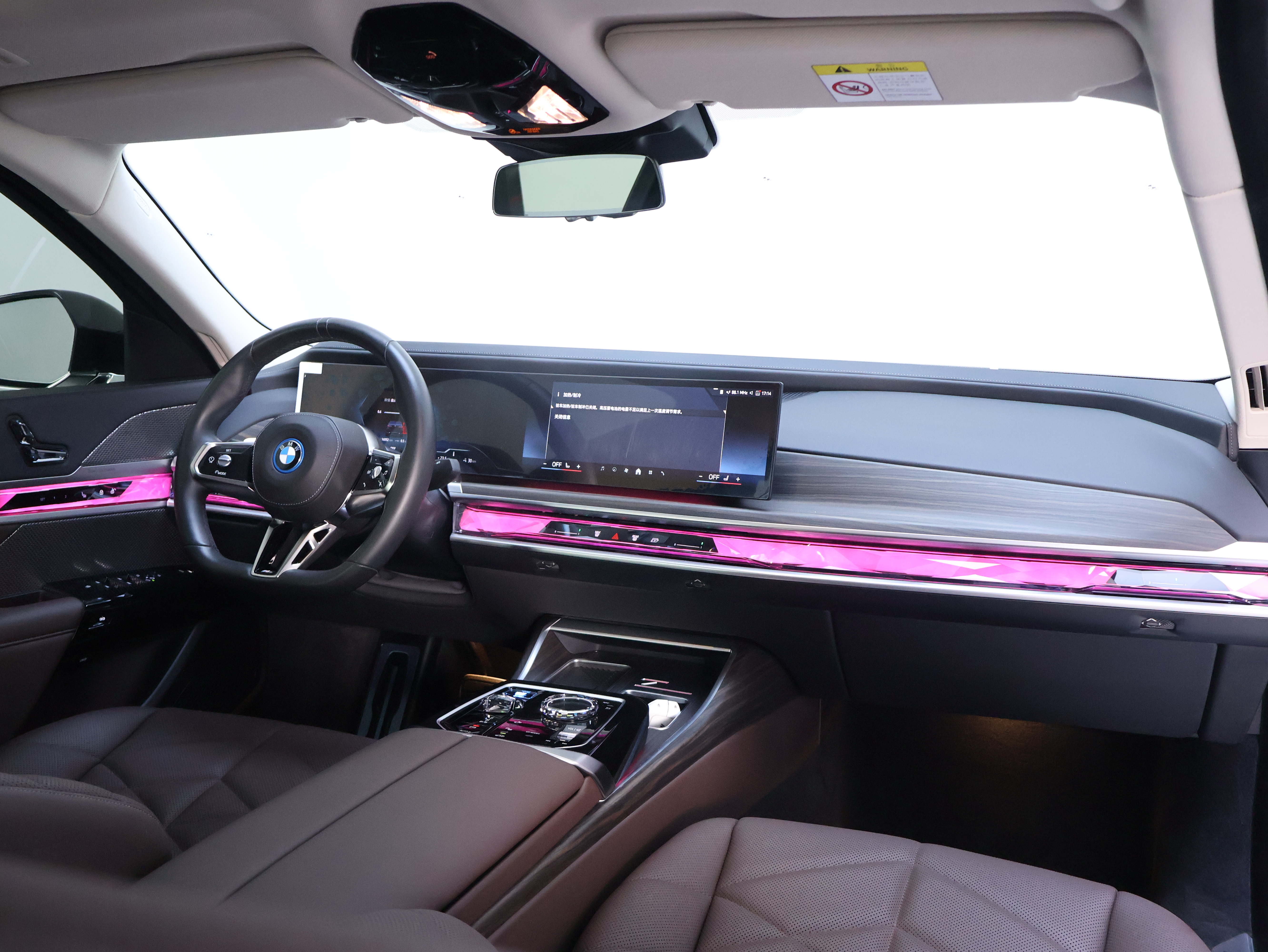 BMW i7 M70L 2024 car image #20