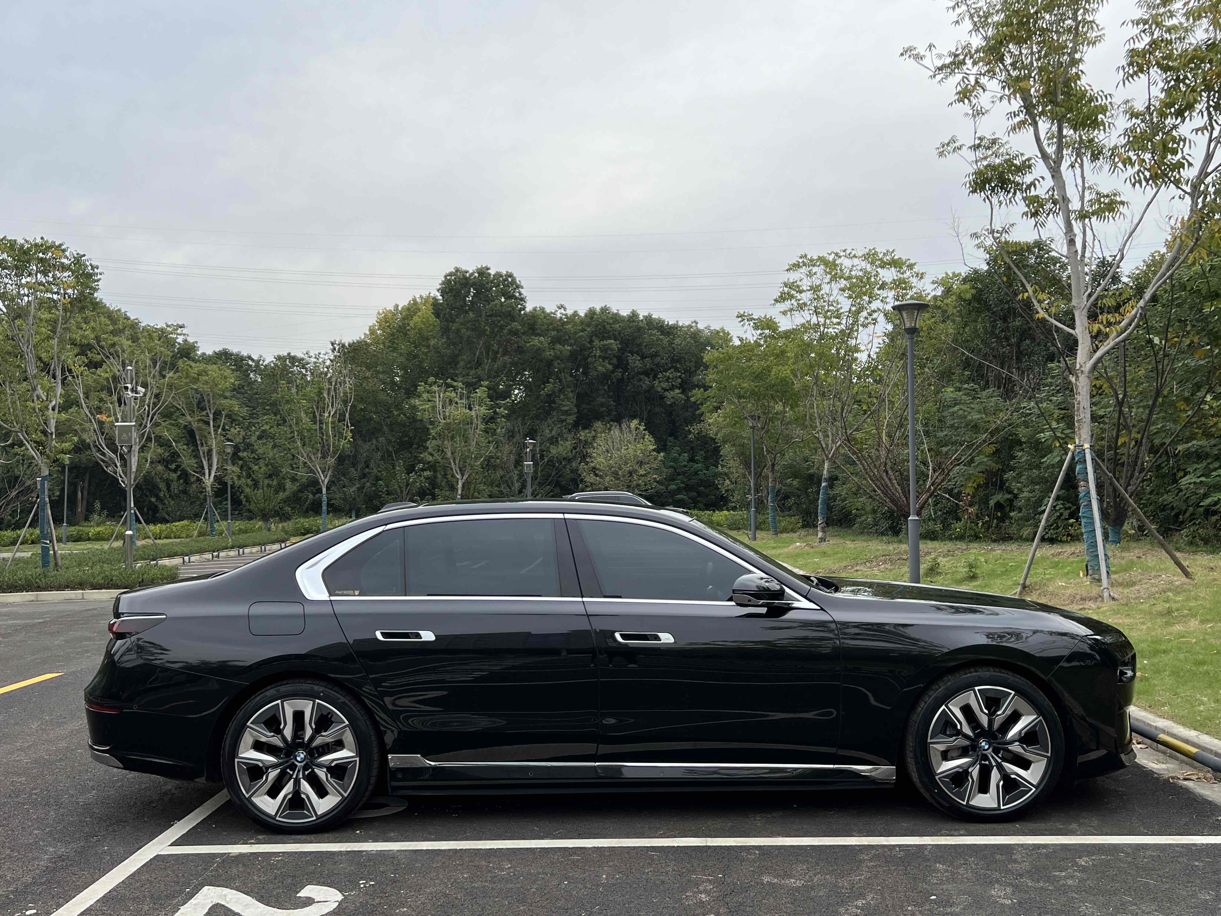 BMW i7 M70L 2024 car image #20