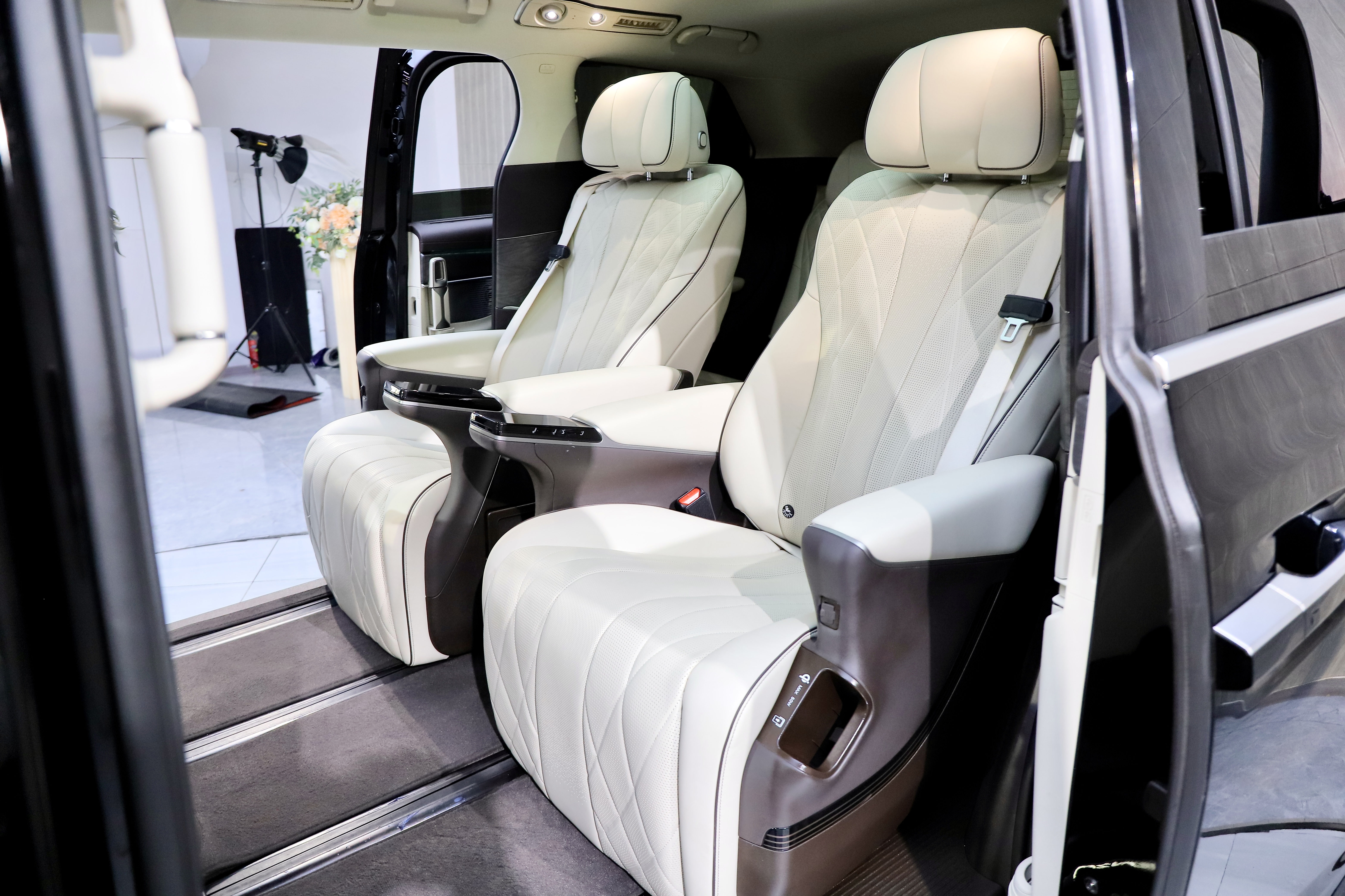 Denza D9 2024 immagine di auto #20