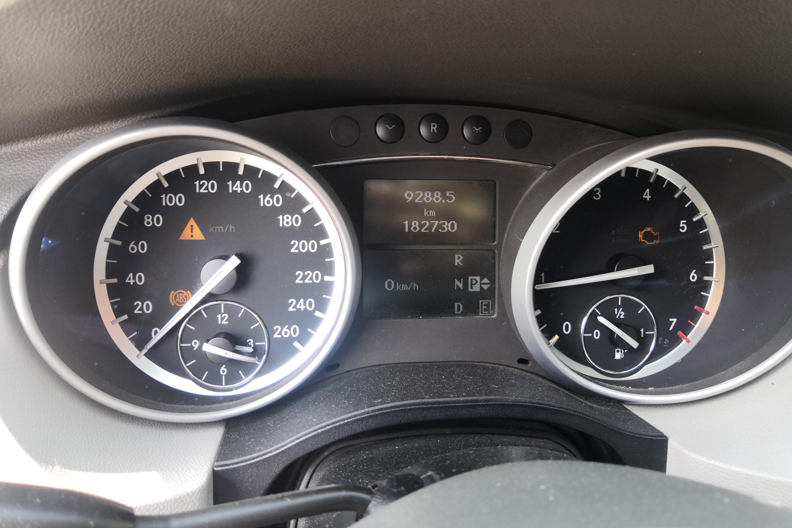 Mercedes-Benz R Class 2011 car image #20