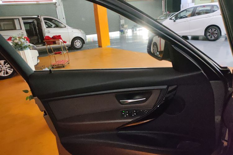 BMW 3 Series 2018 immagine di auto #20