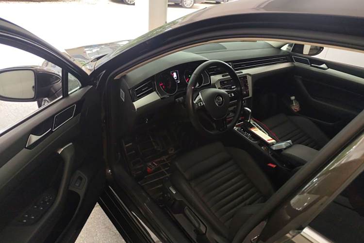 Volkswagen Passat Variant 2018 immagine di auto #20