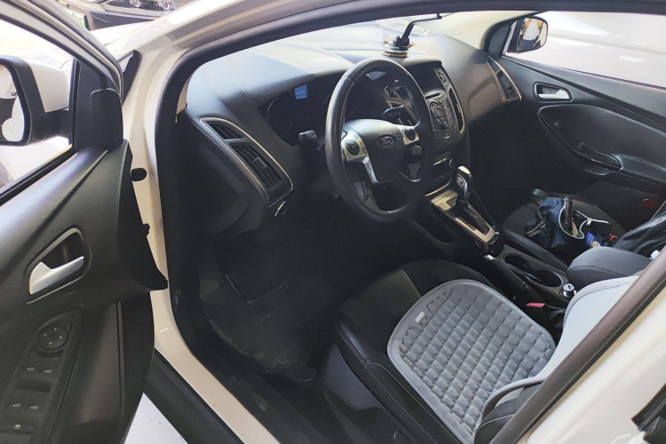 Ford Focus (Imported) 2014 car image #20