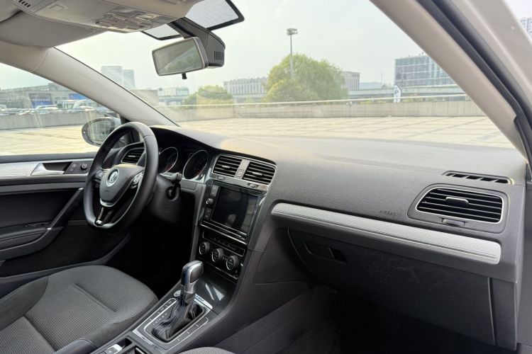 Volkswagen Golf Pure Electric 2020 car image #20