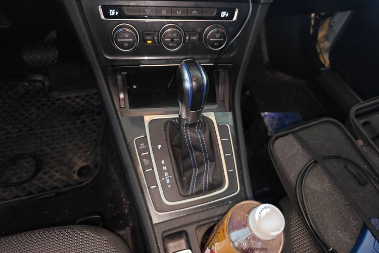 Volkswagen Golf Pure Electric 2020 car image #20