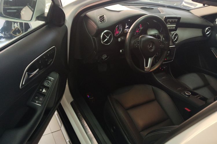 Mercedes-Benz GLA Class 2015 car image #20