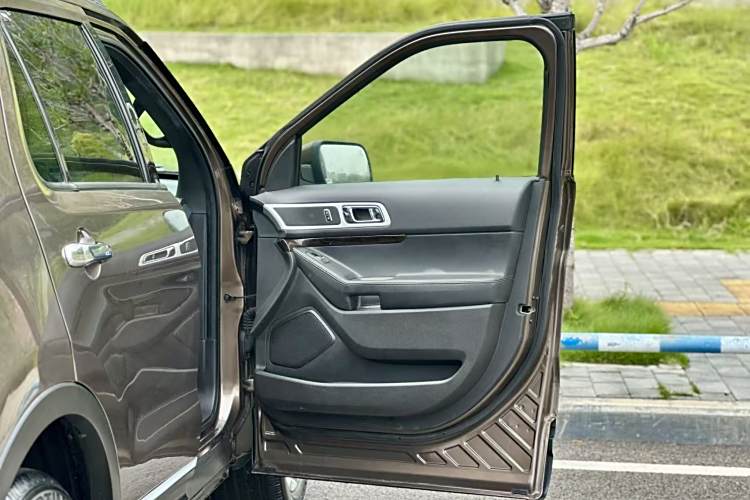 Ford Explorer (Imported) 2015 #20 Ford Explorer (Imported) 2015 car image #20