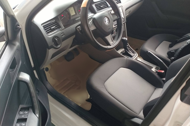 Skoda Rapid 2017 car image #20