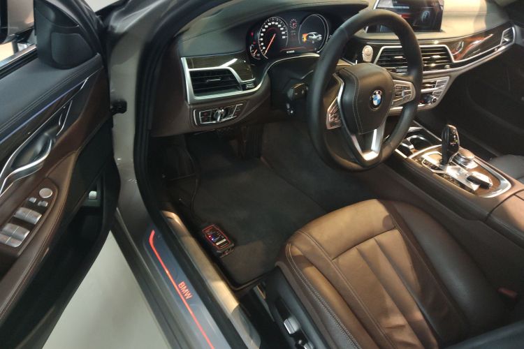 BMW M760Le 2017 #20 BMW M760Le 2017 car image #20