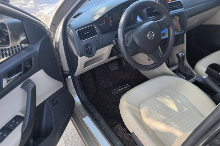 Skoda Rapid 2017 car image #20