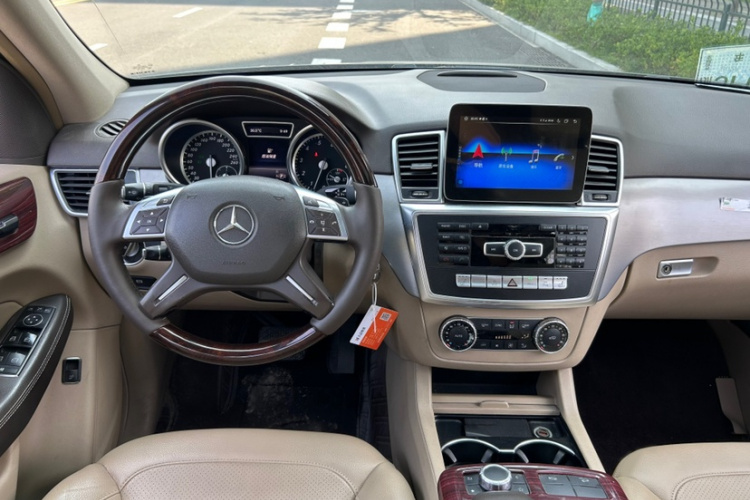 Mercedes-Benz M Class 2015 car image #20