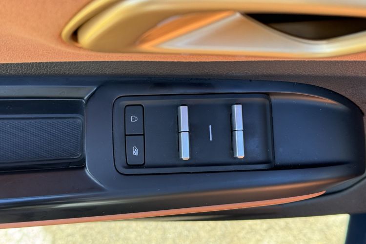 哪吒汽车 哪吒X 2024 汽车图片 #20