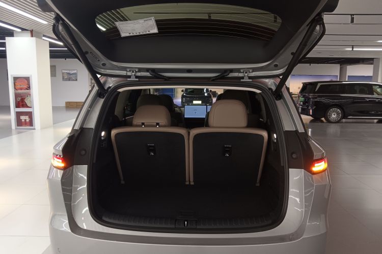 Li i8 2025 image de voiture #20