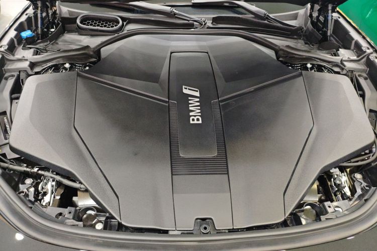 BMW i7 M70L 2024 car image #20