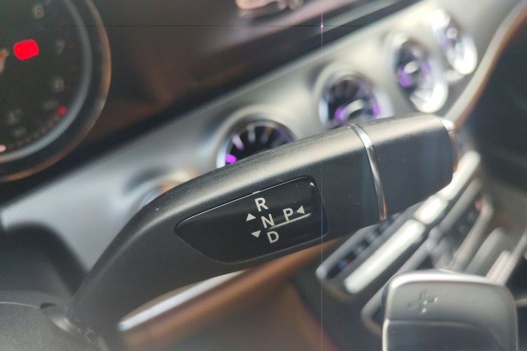 Mercedes-Benz E Class 2018 immagine di auto #20